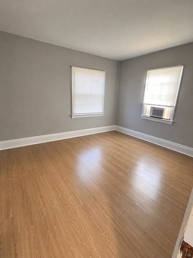 Building Photo - Pennington Rd, Ewing, NJ – 6BR / 2BA. Large single-family home near TCNJ with spacious driveway