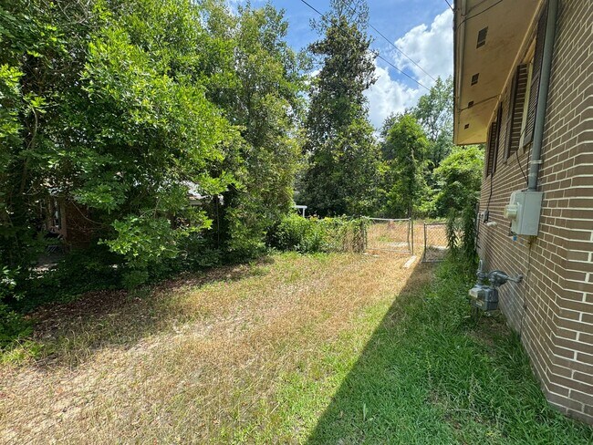 Building Photo - 2408 Groveland Cir S