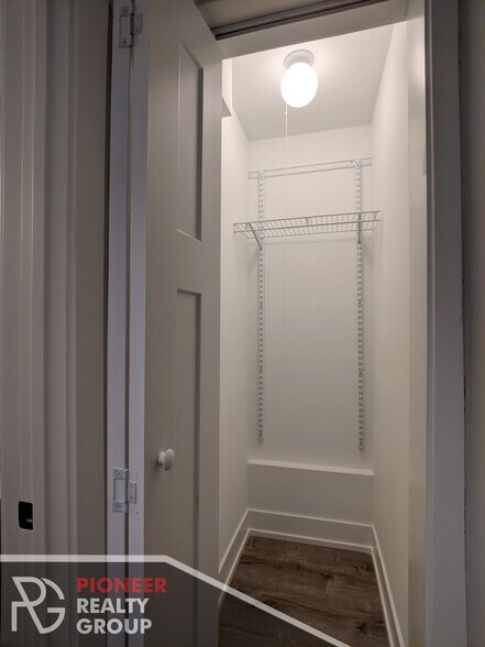 Building Photo - 4409 N Wolcott Ave