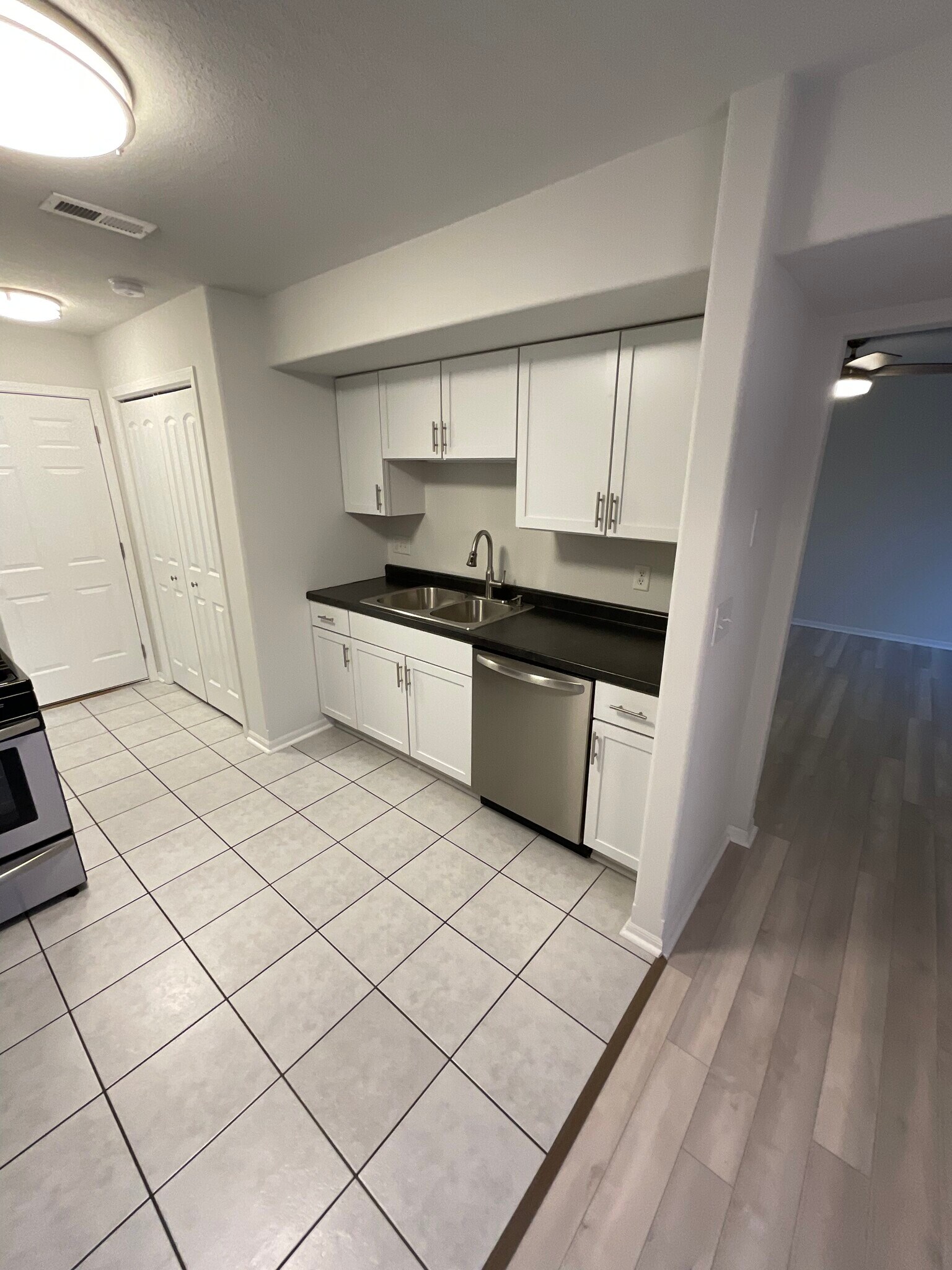Kitchen - 1319 Lemna Ave