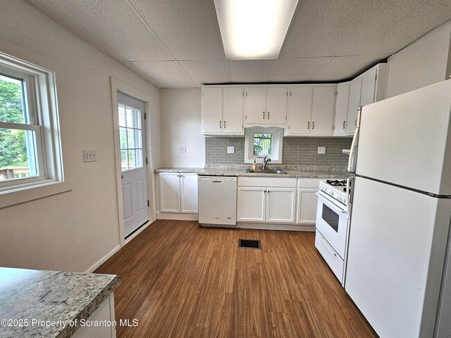 Building Photo - 2103 Hollister Ave