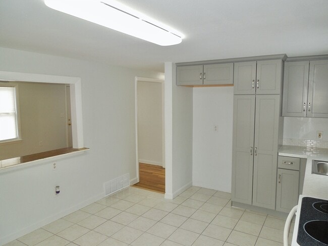 Building Photo - 75 7 Hills Rd