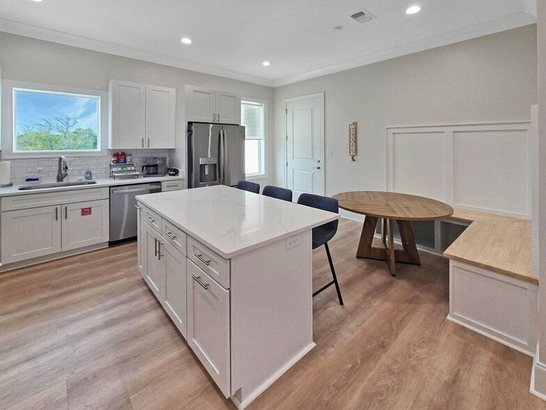 Building Photo - 996 Beach Blvd W