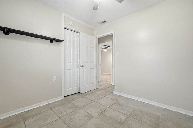 Building Photo - 3 bedroom in Mary Esther Heights!