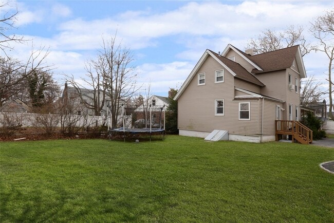 Building Photo - 549 Scranton Ave