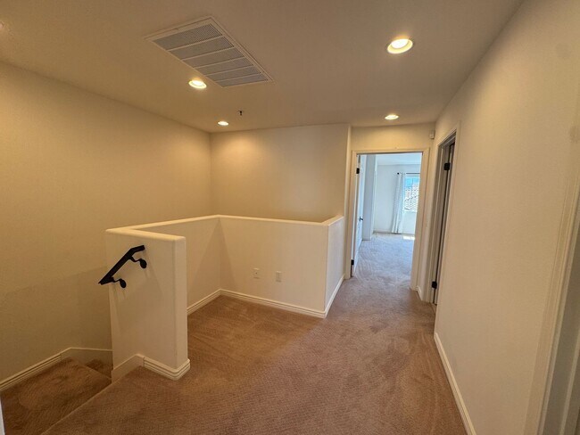 Building Photo - 332 East Hilltop Way