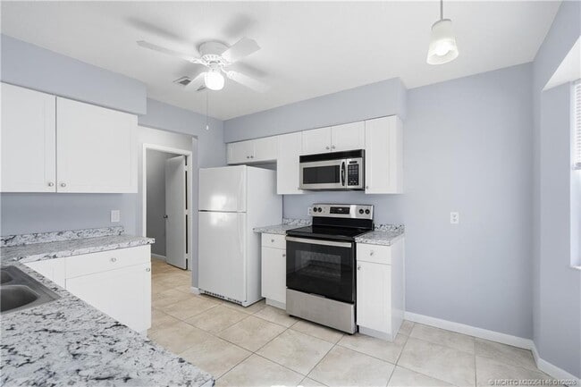 Building Photo - 1074 SW Jennifer Terrace