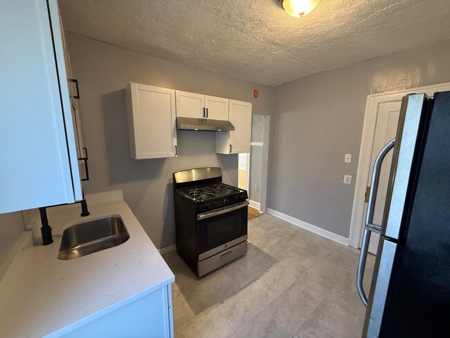 Building Photo - 654 N Lamon Ave