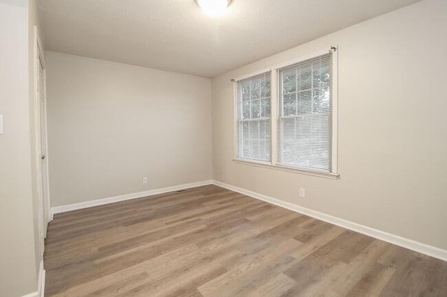 Building Photo - 810-A Golfview Place