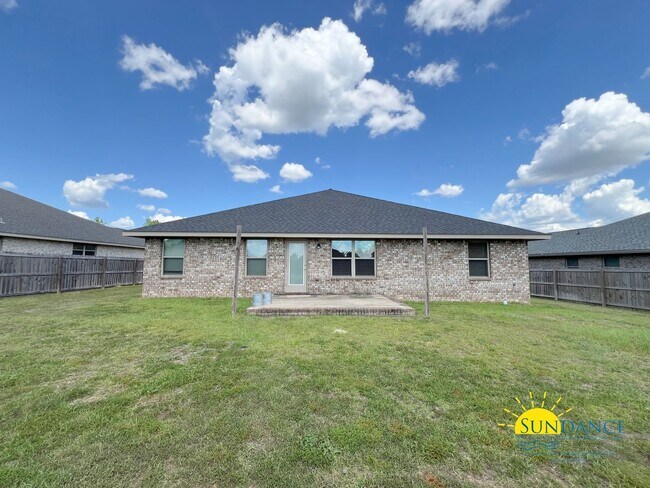 Building Photo - Stunning 4 Bedroom Home in Willow Creek Pl...