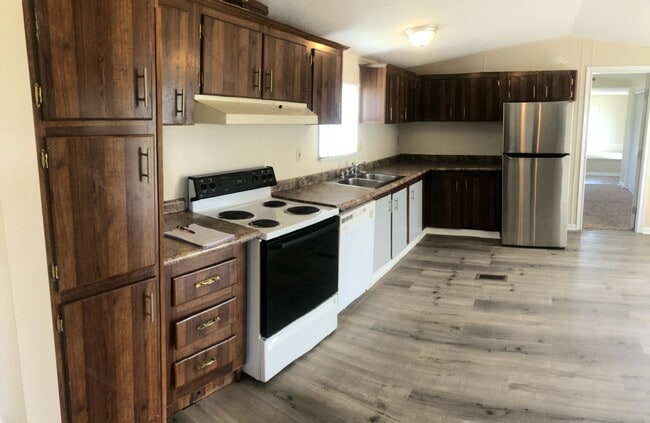 Building Photo - 3 BDR / 2BA in Private Community