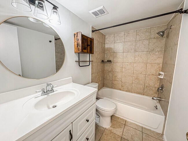 Building Photo - ***Coming Soon*** Sun-filled 1 Bed 1 Bath Condo In Scenic River Terrace - Water Included!