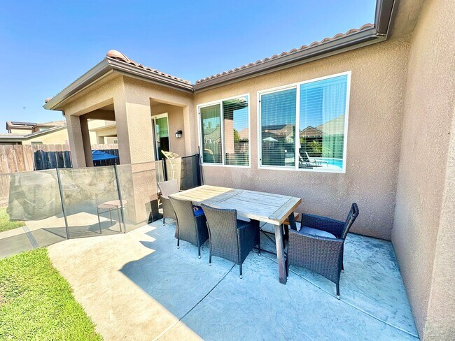 Building Photo - North Clovis 3/3 with Bonus Room and Pool