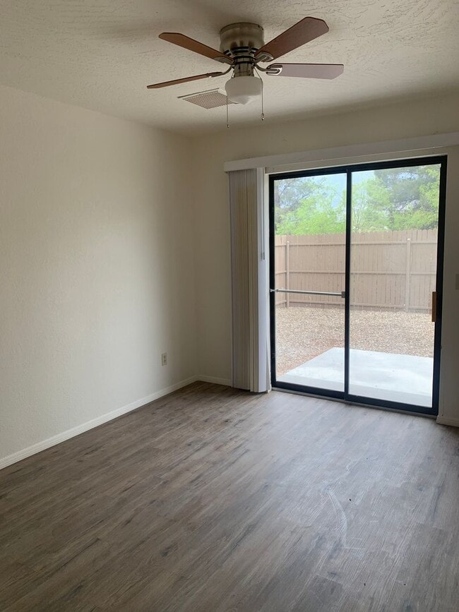 Building Photo - FOUR-PLEX SINGLE LEVEL APARTMENT - CLARKDALE