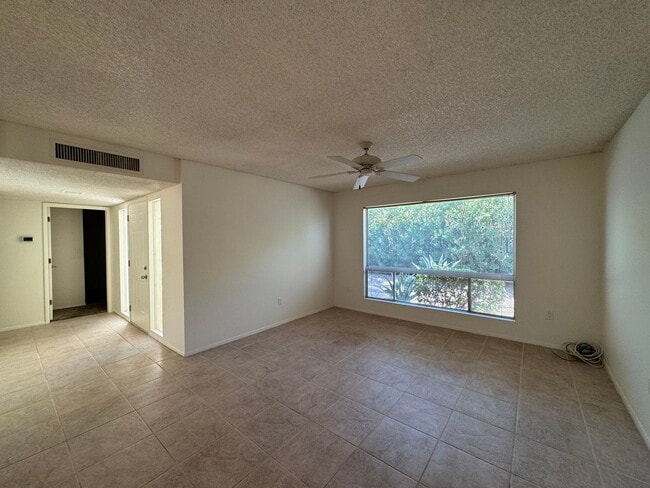 Building Photo - Eastside Townhome