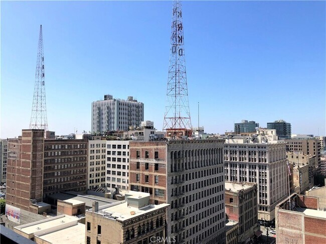 Building Photo - 312 W 5th St