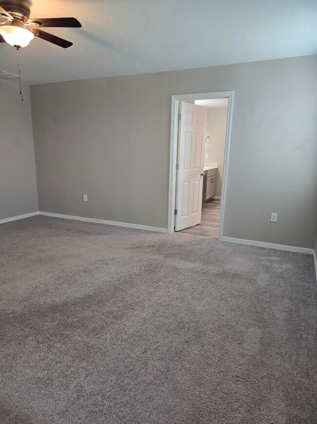 Building Photo - Lakeland 5 Bedroom 3 Bath