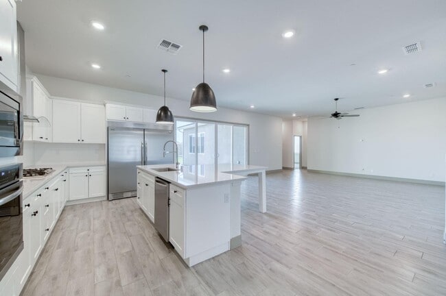 Building Photo - 860 Spg St W