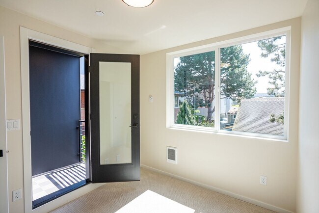 Building Photo - New Modern Ballard Townhouse | 3BR/2BA | Private Patio & Backyard