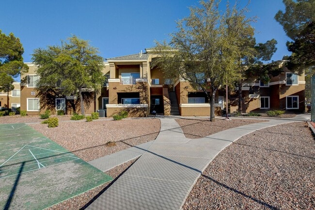 Building Photo - Charming 1 Bedroom / 1 Bathroom Condo in Gated Community!