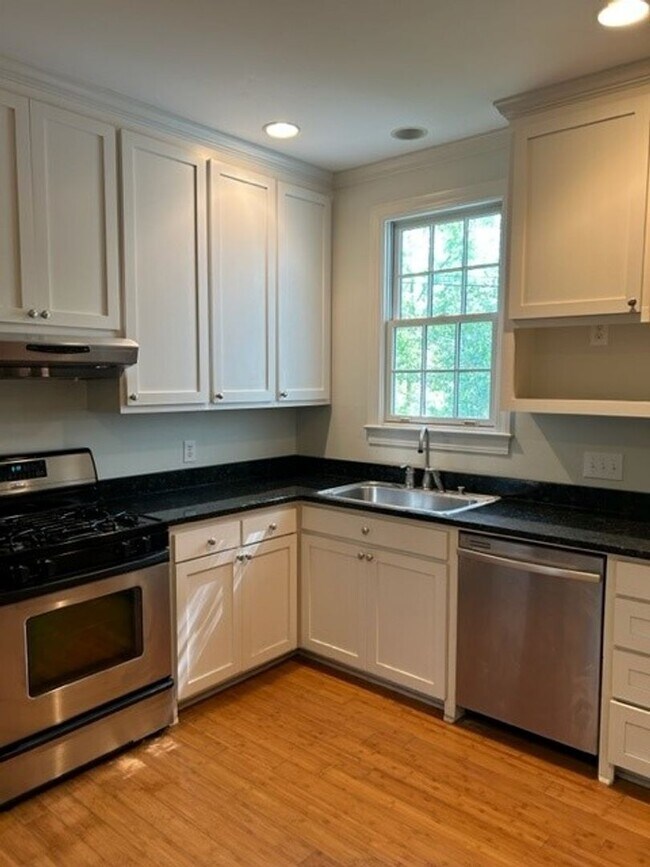 Building Photo - Beautiful Spacious Updated Home In Belhave...
