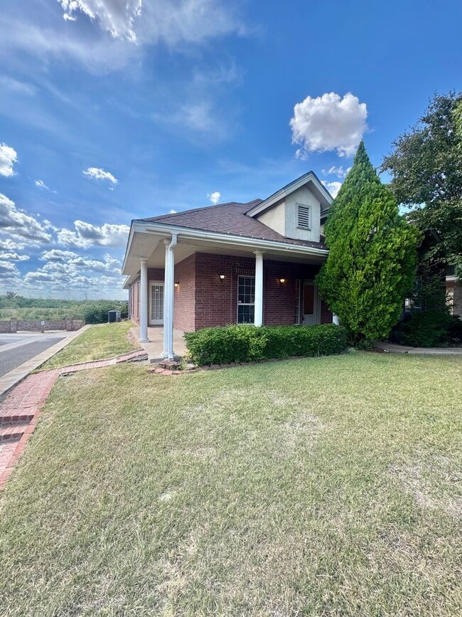 Building Photo - NOW AVAILABLE - Beautiful Patio Home in So...