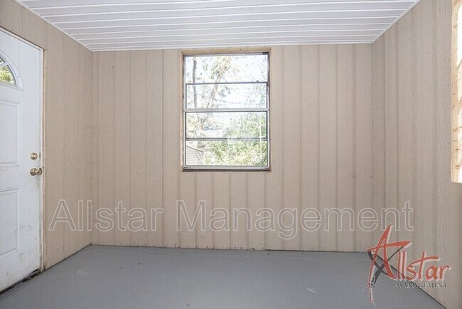 Building Photo - 3575 Grosvenor Rd