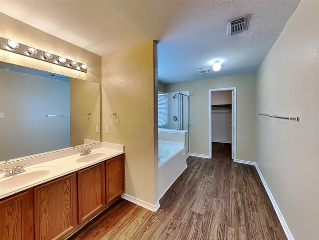 Building Photo - 226 Golden Oak Dr