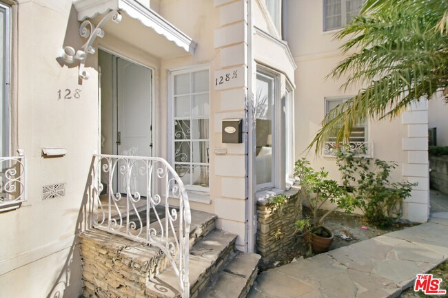 Building Photo - 128 Kings Rd