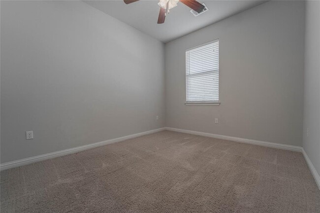 Building Photo - 13800 Lyndhurst St