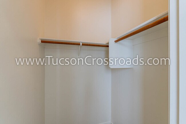 Building Photo - 4 Bedroom / 2 Bathroom Home