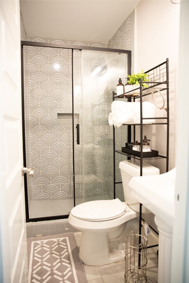 Building Photo - 12218 Hillcroft St