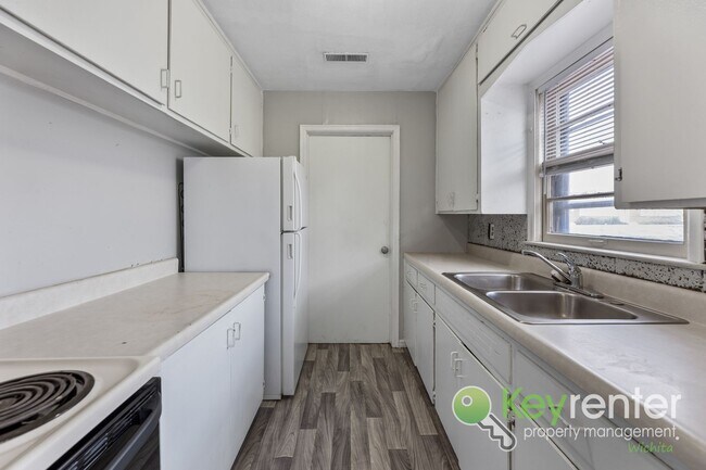 Building Photo - Cute 3 bedroom house near shopping, restaurants, and WSU