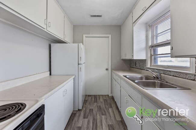 Building Photo - First Month FREE! Cute 3 bedroom house near shopping, restaurants, and WSU