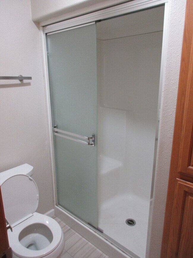 Building Photo - Great Three Bedroom in South Salem