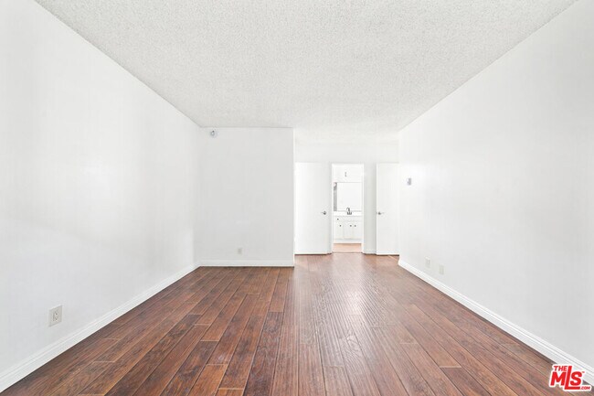Building Photo - 5600 Kensington Wy