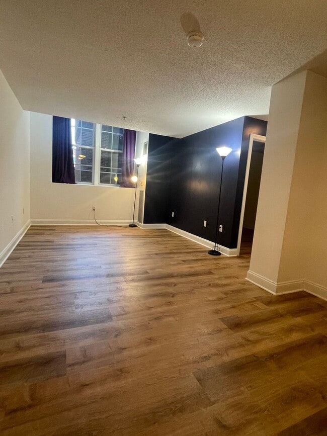 Building Photo - Reduced & 10% off 1st Month's Rent! Impecc...