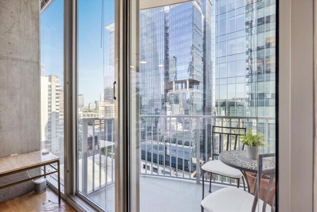 Building Photo - 360 Nueces St
