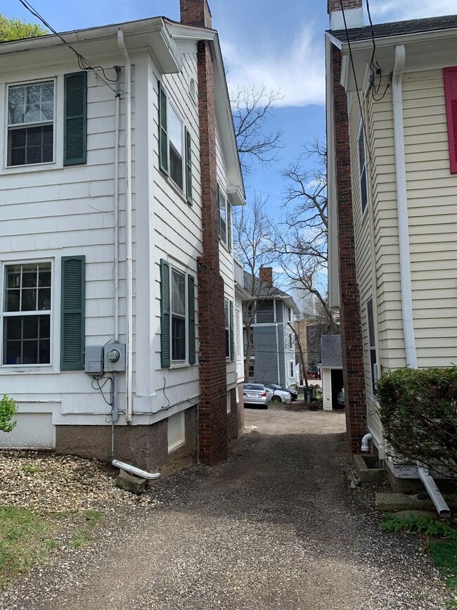 Building Photo - 143 Lathrop St