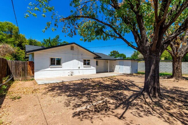 Building Photo - Beautifully updated 4 bed 2 bath Single Fa...