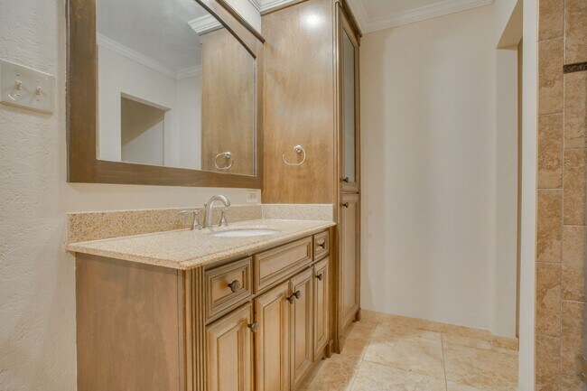 Building Photo - 9805 Briar Ridge Dr