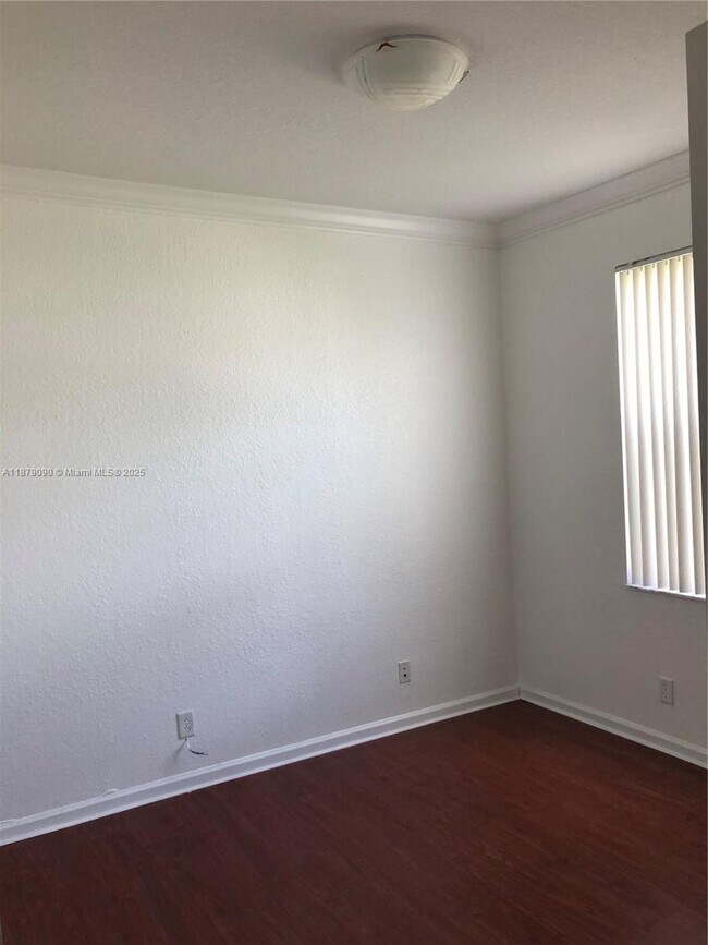 Building Photo - 693 Live Oak Ln