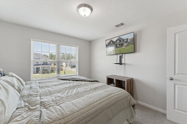 Building Photo - AVAILABLE OCTOBER 2025 [PET FRIENDLY]