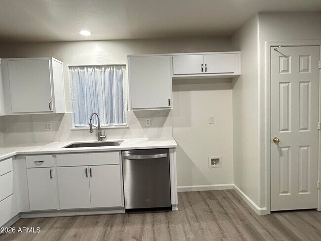 Building Photo - 10542 W Alvarado Rd