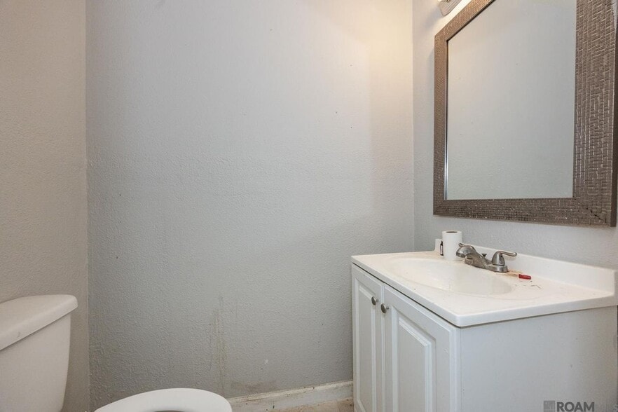 Building Photo - 7224 Meadow Park Ave