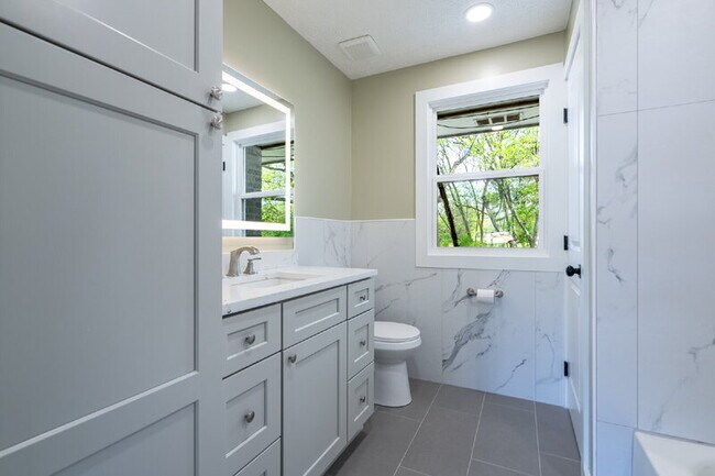 Building Photo - 60 W Main St