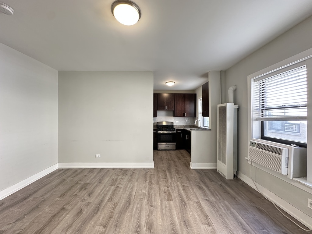 Building Photo - 722 W Brompton Ave