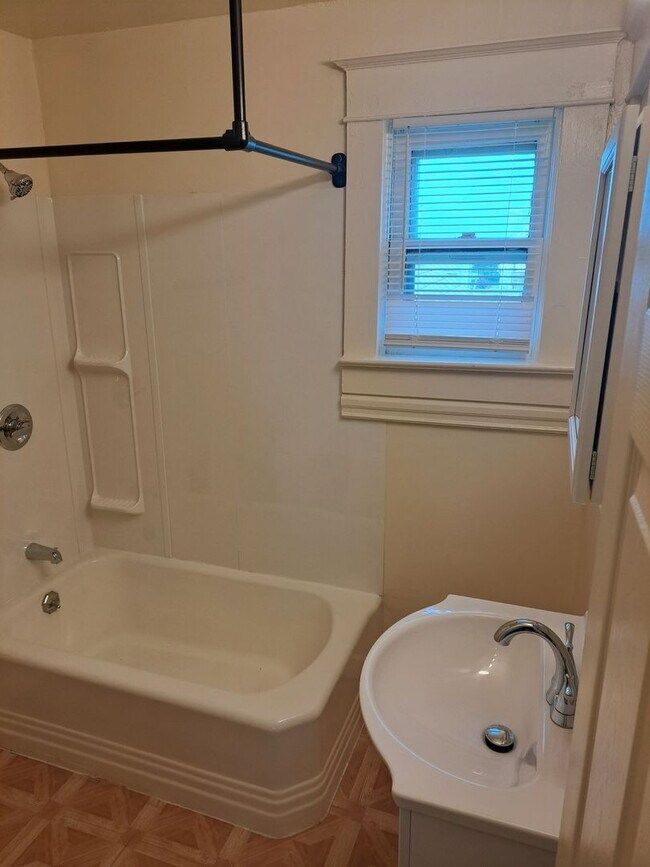 Building Photo - 4 Bedroom near Lakeside Park