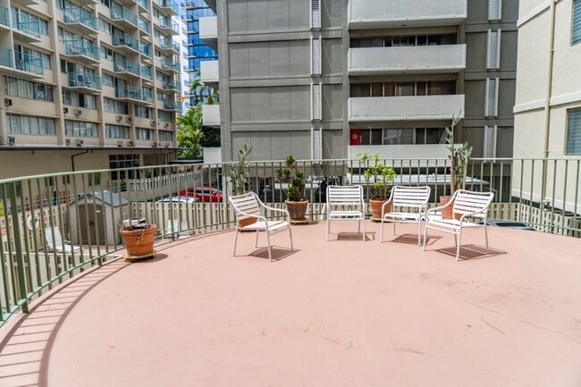 Building Photo - 2355 Ala Wai Blvd