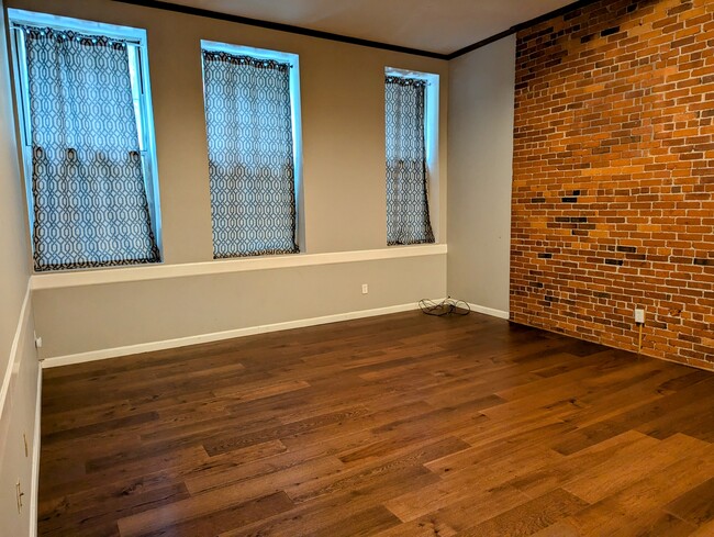 Building Photo - 926 Southbridge St